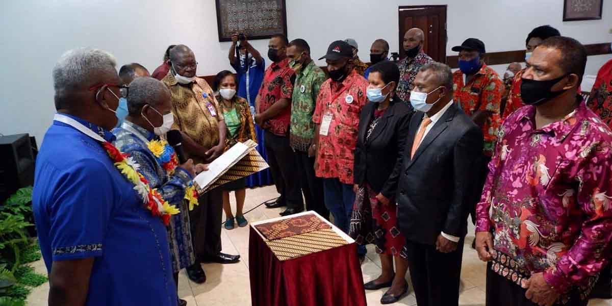 mathius-awoitauw-lantik-badan-pengurus-ikbj-mimika-periode-2021-2024